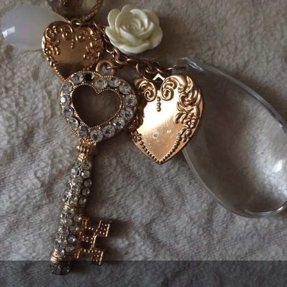 Jewelry - Long necklace with charms